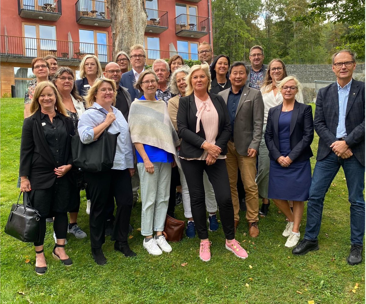 Här kommer en hälsning från nationella styrelsen i Lärarförbundet Skolledare o förbundsstyrelsen i Sveriges Skolledarförbund. Styrelserna har just nu ett gemensamt möte för att ta viktiga beslut inför bildandet av det nya förbundet, Sveriges Skolledare,  som bildas 23-01-01.