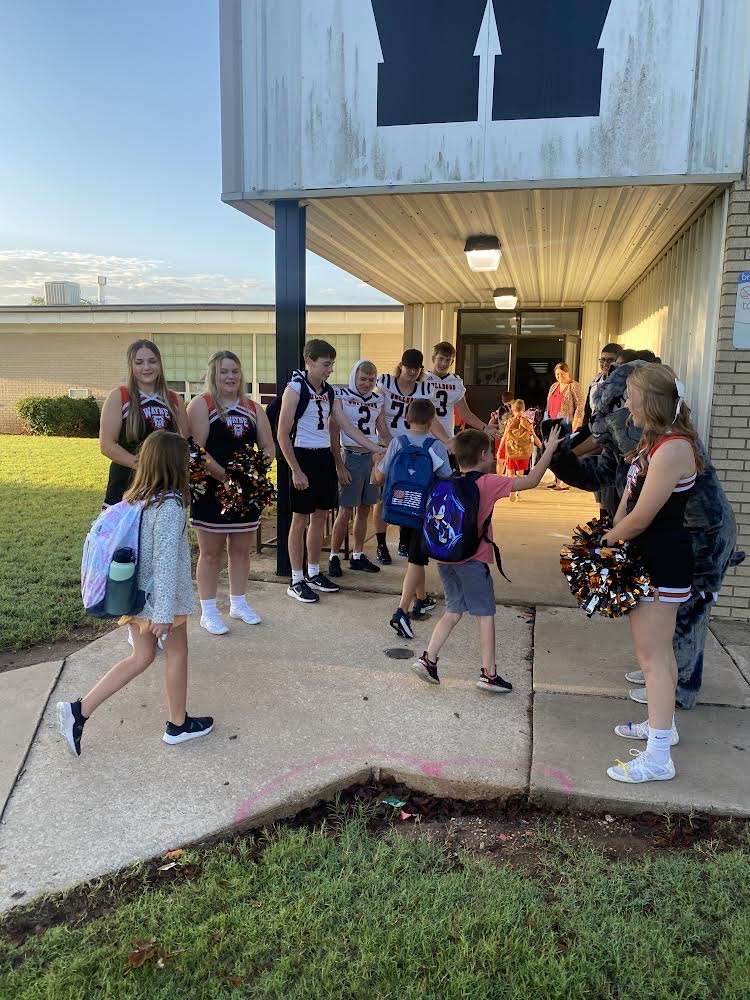 Wayne Elementary got a visit from some famous Bulldogs today!  Football and cheer greeted students as they arrived. Everyone says #GoDogs !