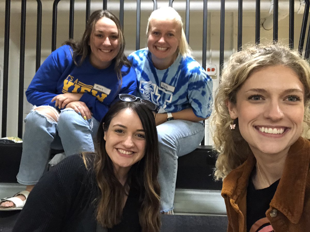 Mrs_Varvil's tweet photo. Lunch break with the view squad! @MsKlingerr @GlossonMiss @missbecker2021 #triconference22 https://t.co/pM6j81ih6b