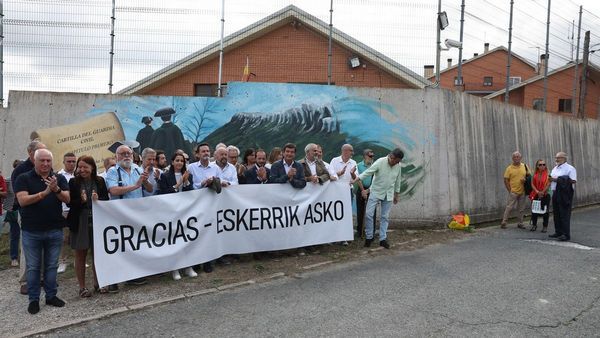 FonsiLoaiza's tweet photo. - Líderes de Ciudadanos de Inés Arrimadas hoy en Altsasu

- Protesta en solidaridad con los chavales de Altsasu en prisión por el montaje policial en una pelea de bar https://t.co/tB4uzAF2mw