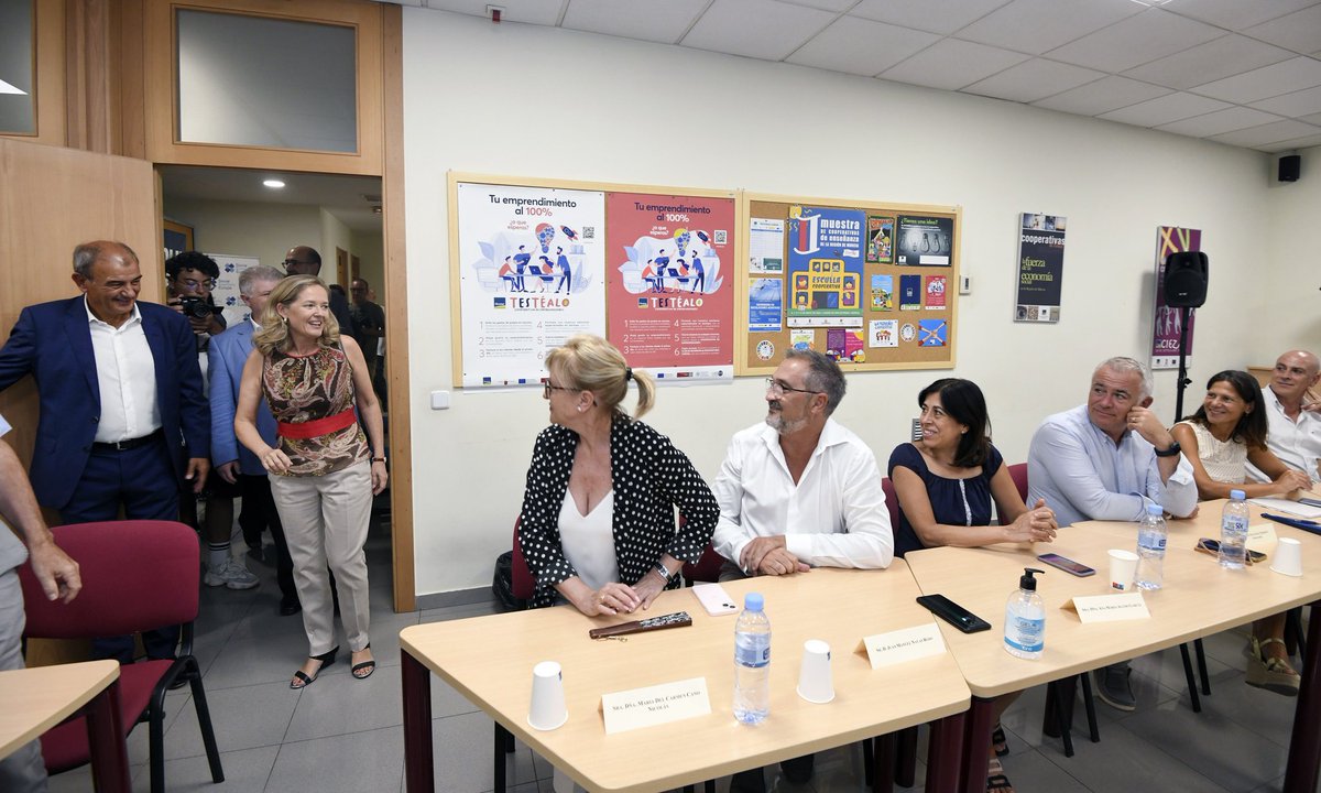 ucomur's tweet photo. 🤝Gracias a @pepevelez_ y a @Lucassayala @carminafs y @banos_alfonso por acompañarnos en este encuentro tan señalado junto a @NadiaCalvino y nuestro Consejo Rector en nuestra casa, la casa del #cooperativismo regional.

#Cooperativas #Econom��aSocial https://t.co/ZtJ8IAuM5X