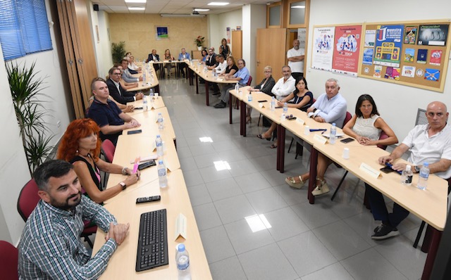 ucomur's tweet photo. 🤝Gracias a @pepevelez_ y a @Lucassayala @carminafs y @banos_alfonso por acompañarnos en este encuentro tan señalado junto a @NadiaCalvino y nuestro Consejo Rector en nuestra casa, la casa del #cooperativismo regional.

#Cooperativas #Econom��aSocial https://t.co/ZtJ8IAuM5X