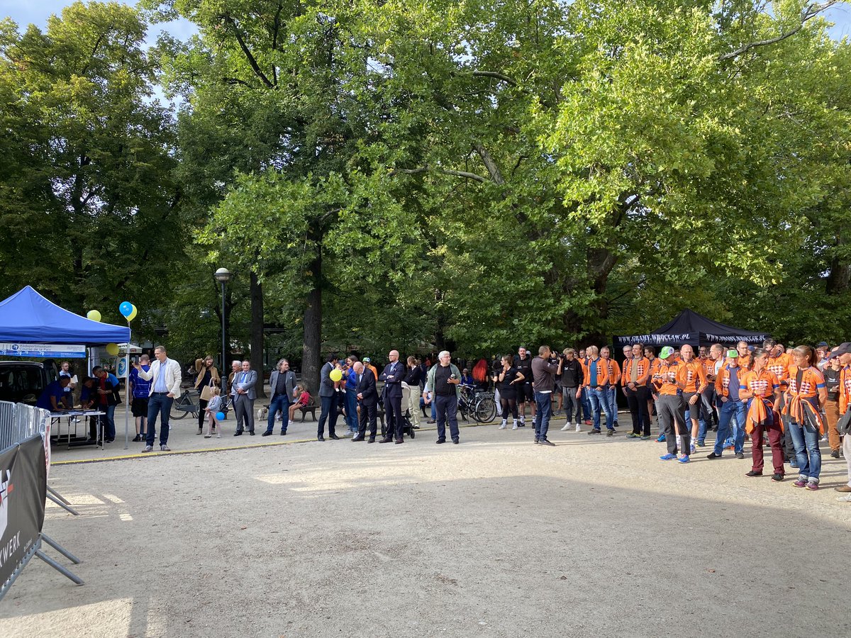 Kons_Niem_Wro's tweet photo. Biorę udział w inauguracji #EuropeanPeaceRide 2022, który nawiązuje do legendarnego Wyścigu Pokoju. 
Jutro 120 kolarek i kolarzy z Polski, Niemiec i Czech wystartuje z Wrocławia przez Mladá Boleslav do niemieckiego Chemnitz, europejskiej stolicy kultury 2025. 
Wiatru w plecy! https://t.co/wJtEE2l1oY