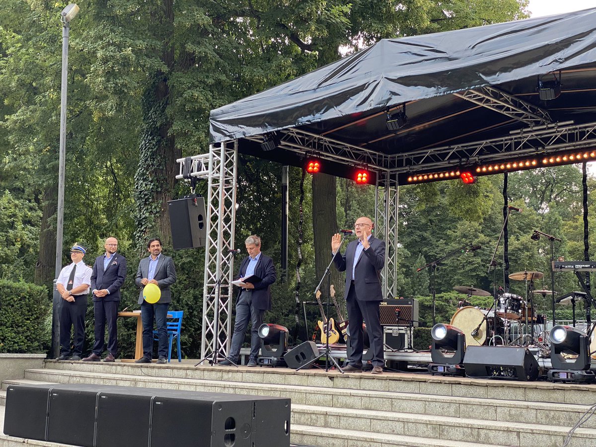 Kons_Niem_Wro's tweet photo. Biorę udział w inauguracji #EuropeanPeaceRide 2022, który nawiązuje do legendarnego Wyścigu Pokoju. 
Jutro 120 kolarek i kolarzy z Polski, Niemiec i Czech wystartuje z Wrocławia przez Mladá Boleslav do niemieckiego Chemnitz, europejskiej stolicy kultury 2025. 
Wiatru w plecy! https://t.co/wJtEE2l1oY