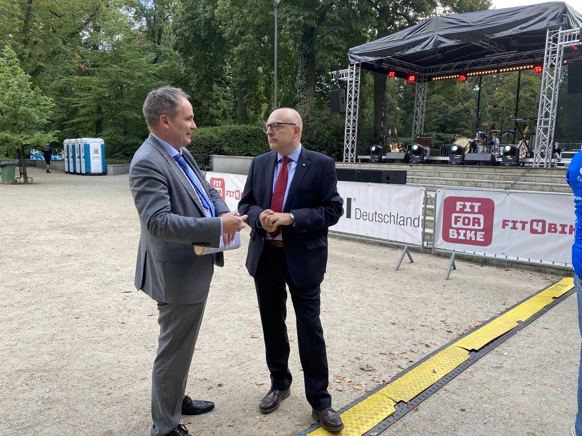 Kons_Niem_Wro's tweet photo. Biorę udział w inauguracji #EuropeanPeaceRide 2022, który nawiązuje do legendarnego Wyścigu Pokoju. 
Jutro 120 kolarek i kolarzy z Polski, Niemiec i Czech wystartuje z Wrocławia przez Mladá Boleslav do niemieckiego Chemnitz, europejskiej stolicy kultury 2025. 
Wiatru w plecy! https://t.co/wJtEE2l1oY