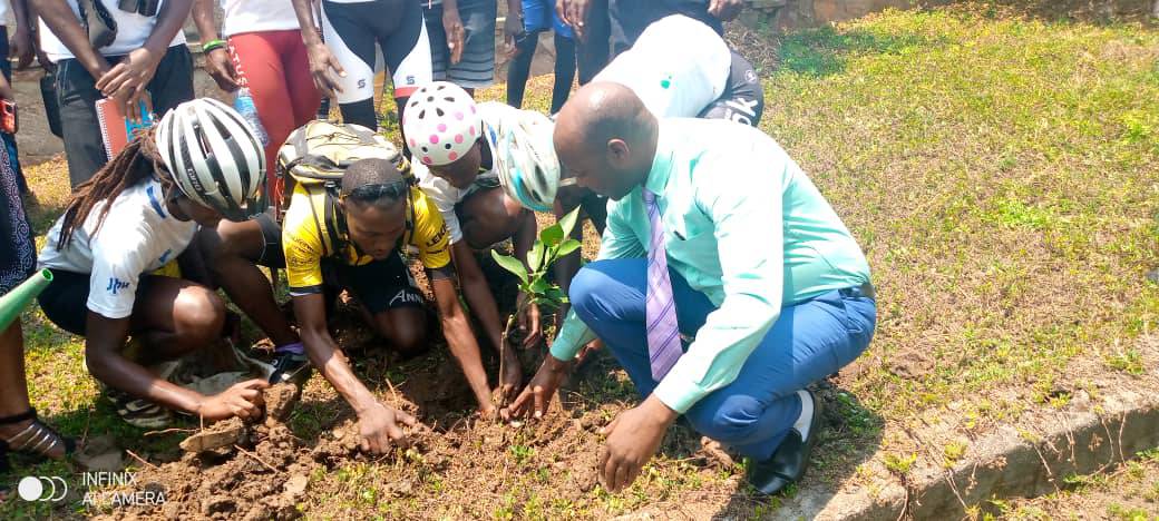 T_argos's tweet photo. Les représentants des 7 pays qui etaient présents , appuyés par le chef de cette délégation John Bosco #Balongo et Jean Claude #Kanene ont en fin planté un arbre commémoratif de ce 5eme événement aux enceintes du @MinEACBdi https://t.co/X8MDK0MwIX
