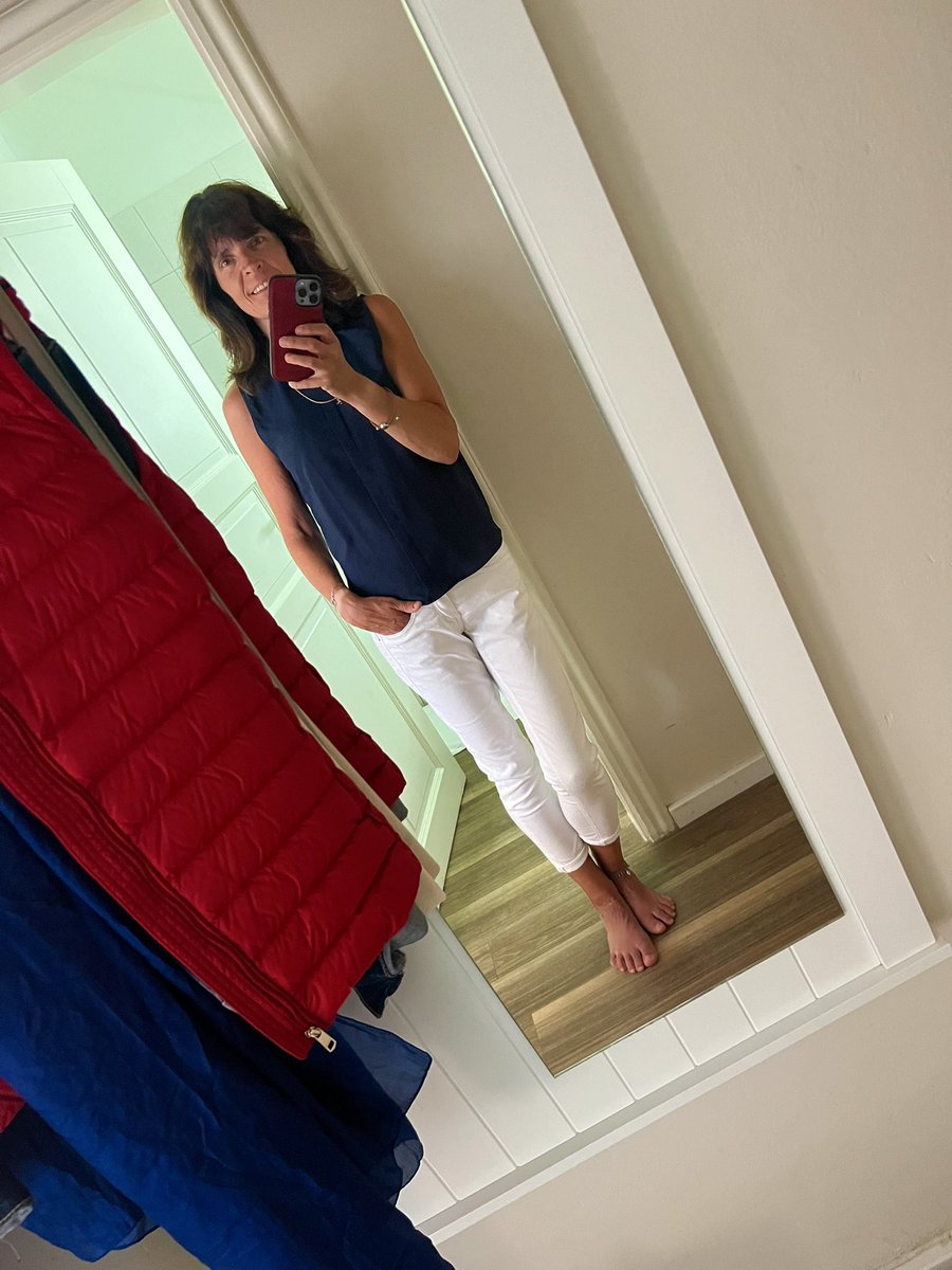 Aufgebrezelt. Mit ein bisschen Frisur. Haare gebügelt. Kann man ja mal machen.