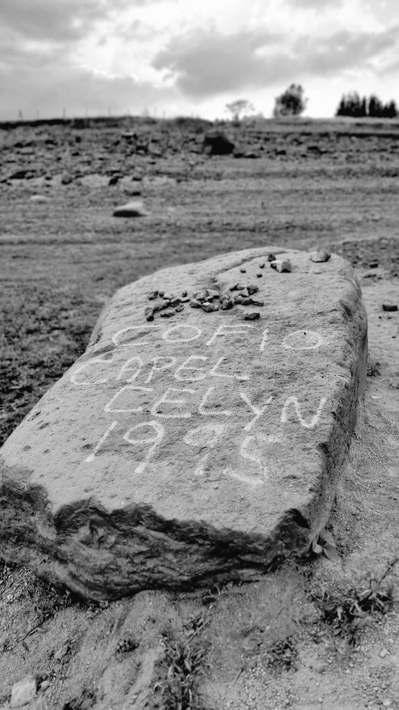 MaredLlwyd's tweet photo. Ymweld â man geni fy nhad nithiwr 💔 Awyrgylch iasol, a dan deimlad wrth gerdded ar yr union dir lle bu fy nheulu unwaith yn crwydro. Dal methu amgyffred yr hyn ddigwyddodd i gymuned a theuluoedd #CapelCelyn, hyd yn oed ar ôl yr holl amser. BYTH YN ANGOF 🏴󠁧󠁢󠁷󠁬󠁳󠁿 https://t.co/tGIsm5el8F
