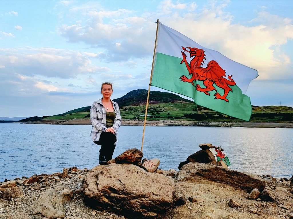 MaredLlwyd's tweet photo. Ymweld â man geni fy nhad nithiwr 💔 Awyrgylch iasol, a dan deimlad wrth gerdded ar yr union dir lle bu fy nheulu unwaith yn crwydro. Dal methu amgyffred yr hyn ddigwyddodd i gymuned a theuluoedd #CapelCelyn, hyd yn oed ar ôl yr holl amser. BYTH YN ANGOF 🏴󠁧󠁢󠁷󠁬󠁳󠁿 https://t.co/tGIsm5el8F