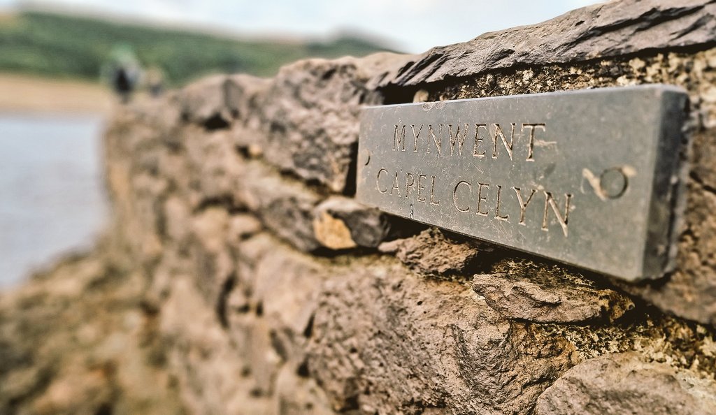 MaredLlwyd's tweet photo. Ymweld â man geni fy nhad nithiwr 💔 Awyrgylch iasol, a dan deimlad wrth gerdded ar yr union dir lle bu fy nheulu unwaith yn crwydro. Dal methu amgyffred yr hyn ddigwyddodd i gymuned a theuluoedd #CapelCelyn, hyd yn oed ar ôl yr holl amser. BYTH YN ANGOF 🏴󠁧󠁢󠁷󠁬󠁳󠁿 https://t.co/tGIsm5el8F