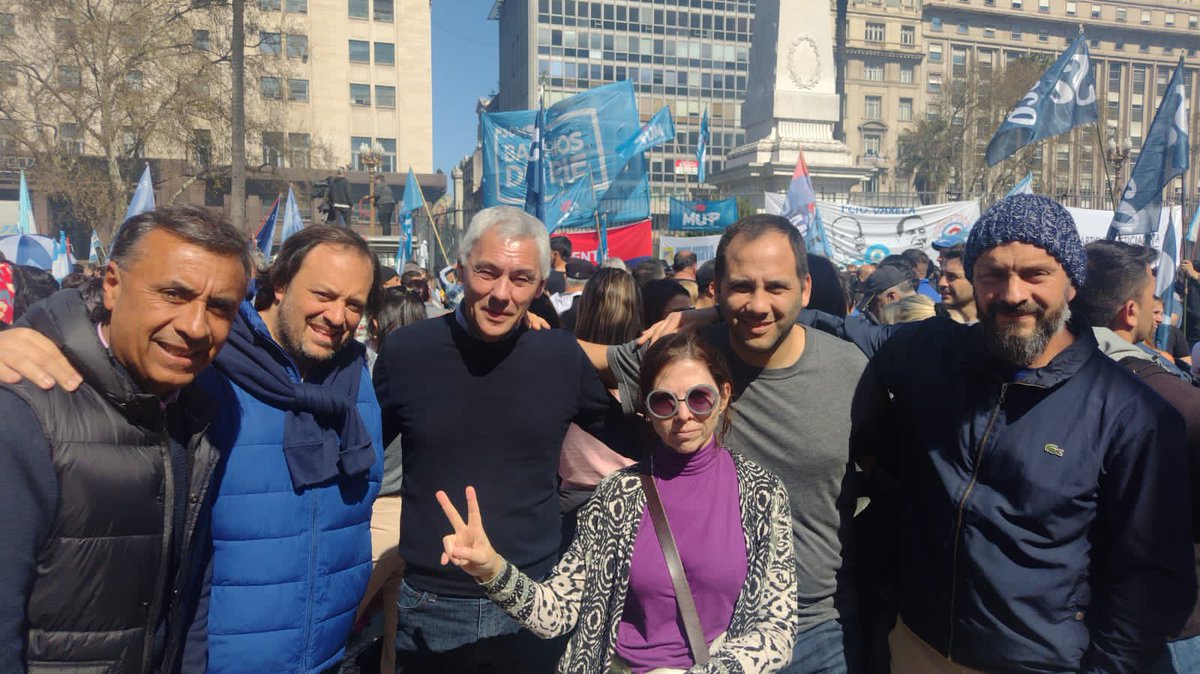 martinnferre's tweet photo. Estamos en la plaza de mayo repudiando el atentado contra nuestra vicepresidenta @CFKArgentina , la violencia política es inaceptable y más en democracia. @sbatakis @pablopernicone @eraparicio @camacha5 @fabiancagliardi #CristinaKirchner https://t.co/LrEti60Myj