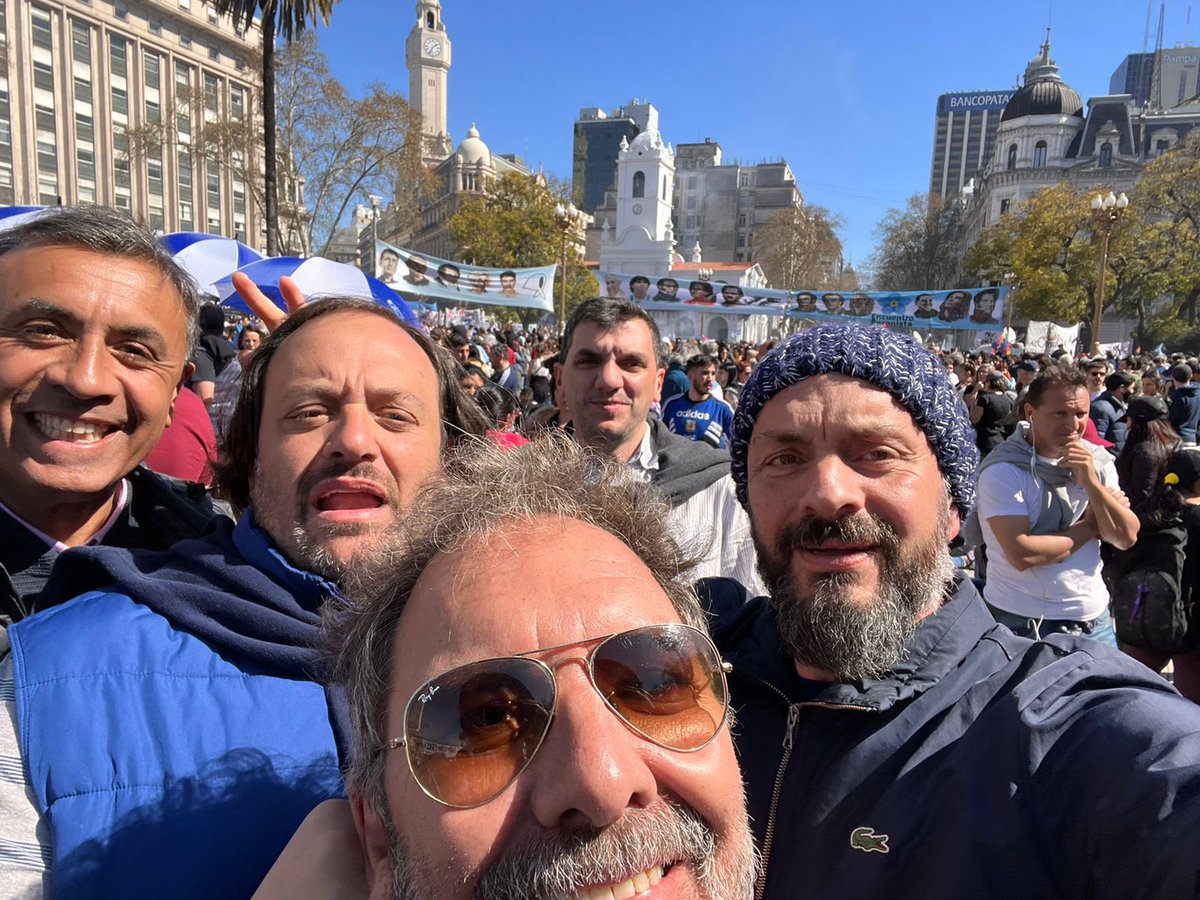 martinnferre's tweet photo. Estamos en la plaza de mayo repudiando el atentado contra nuestra vicepresidenta @CFKArgentina , la violencia política es inaceptable y más en democracia. @sbatakis @pablopernicone @eraparicio @camacha5 @fabiancagliardi #CristinaKirchner https://t.co/LrEti60Myj