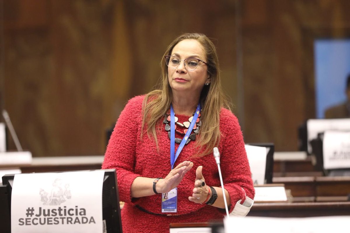 pierinaescorrea's tweet photo. Sumen los votos de los cinco integrantes de PK, acusados de corruptos, luego “perdonados” por Lasso. Más los de quienes pretenden dar clases  de constitucionalidad y moral pero se abstienen. ¡Ni elemental dignidad tienen, peor coherencia! https://t.co/ATjMy8R3ZI