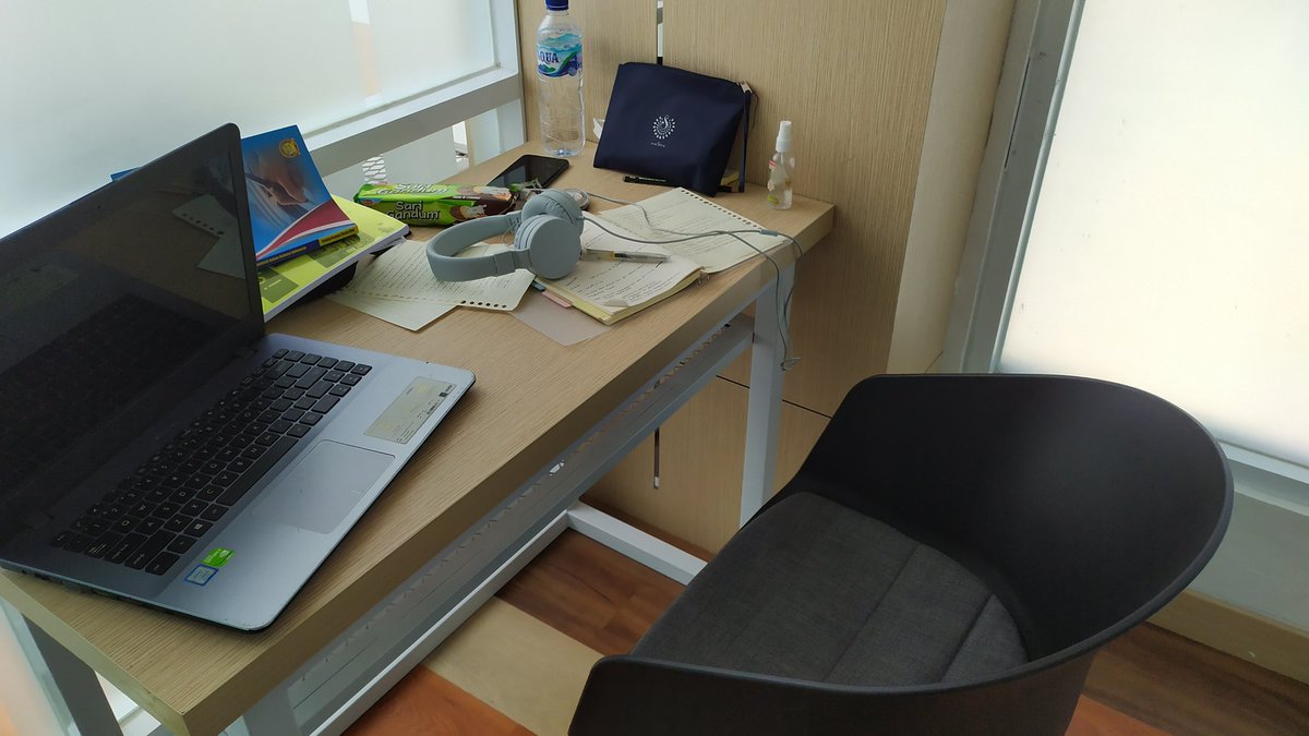 anotherthan_'s tweet photo. my uni has this comfy private study room! perfect for studying <3 https://t.co/MmNEzGZqnJ