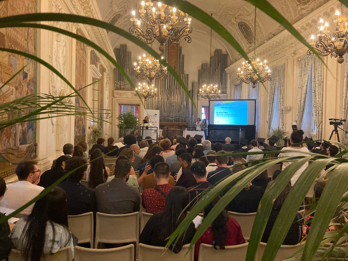r_naturellement's tweet photo. Accueil d'étudiants, ce soir à l'Hôtel de Ville, par @OudinDimitri_51 et @MTaggae
Le Master Erasmus Mundus Bioceb rassemble 4 universités, dont l'@universitereims, autour de l'ingénierie chimique et la bioéconomie. Nous souhaitons le meilleur avenir aux néodiplômés. https://t.co/I3IDWPoMdC