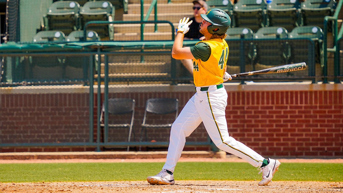 Green &amp; Gold. You know how we roll. 🔰

#SicEm 🐻⚾️ | #CollegeColorsDay