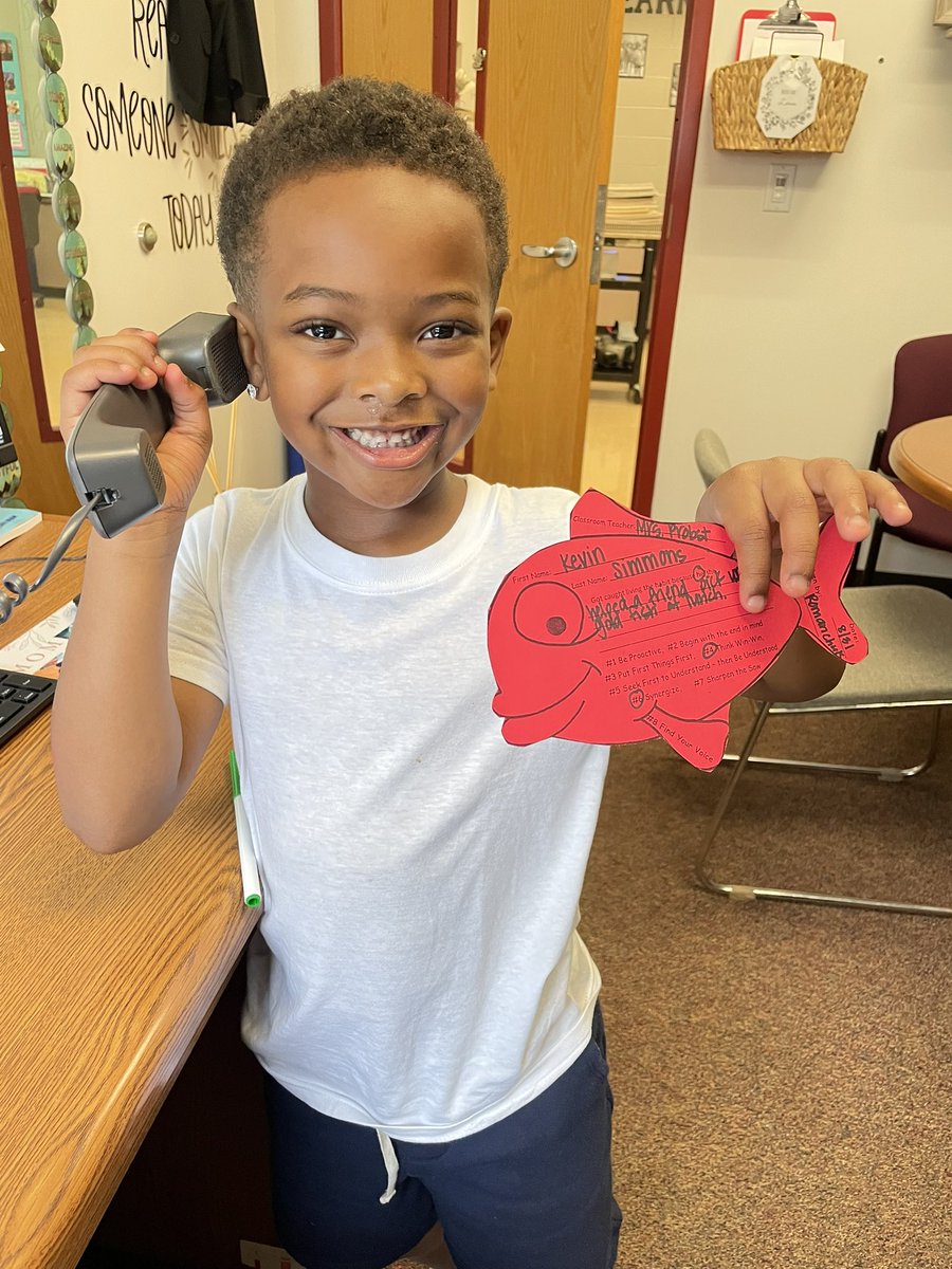 DrRomanchuk_MRE's tweet photo. Celebrating my kindergarten friend, Kevin! He got to call home to share that he earned a fish for being an AMAZING friend. #mrestrong @ZumMidRivers https://t.co/mQdvpCGOTC