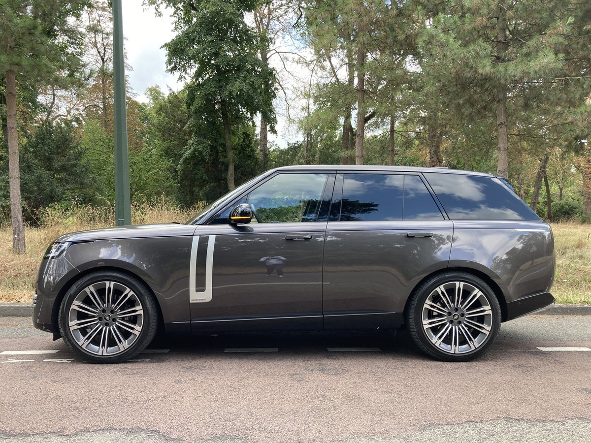 Ce n’est plus un siège, c’est un fauteuil, ce n’est plus un appui-tête, c’est un oreiller, ce n’est plus une automobile c’est un palais🌟. En route pour 100Bornes en tout nouveau Range👑! Un monument. c’est génial et on vous en explique les raisons ici 🌟youtu.be/JCRKZ0JnNU0🌟