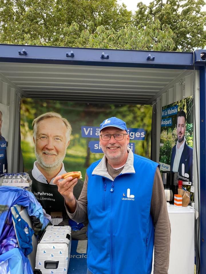 Klart man delar en varmkorv i den Liberala valstugan i Malmö med <a href="/JohanPehrson/">Johan Pehrson</a>