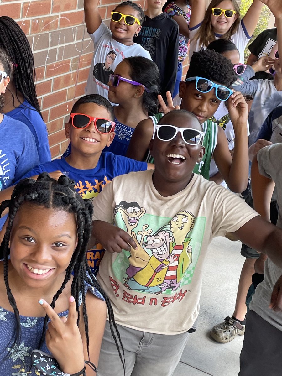 Fifth Grade is too cool!  Shades on!  Futures bright ⁦<a href="/pgesflyers/">Pleasant Grove Elem</a>⁩