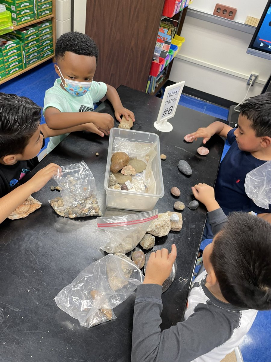 TaylorLakin1's tweet image. Science lab with Ms. Kindgon’s class today to review physical properties.🥼❤️ #kindermagic @trisqit @KaiserKISD @KleinISD