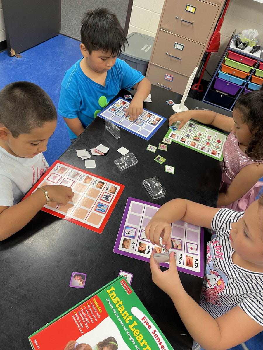TaylorLakin1's tweet image. Science lab with Ms. Kindgon’s class today to review physical properties.🥼❤️ #kindermagic @trisqit @KaiserKISD @KleinISD