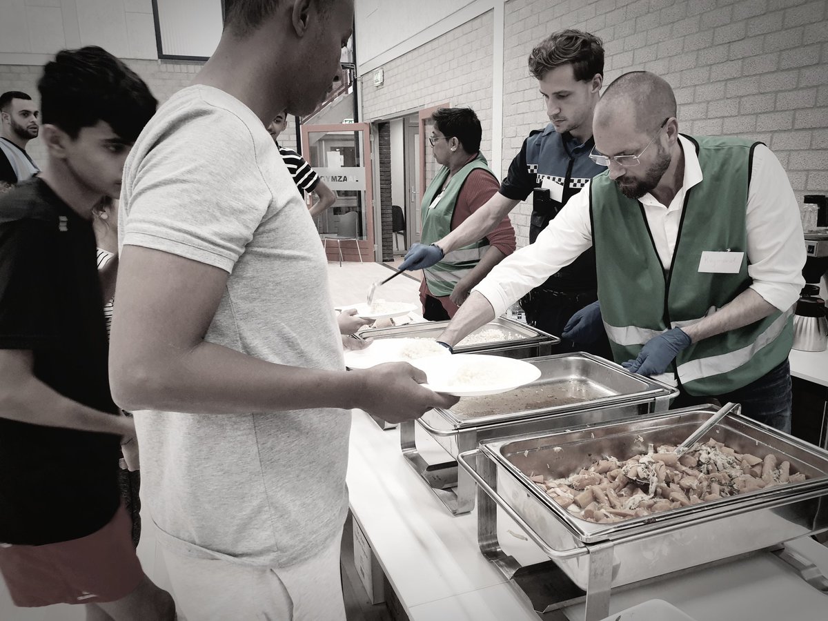 Rond einde werkdag bericht dat er nog een 'gaatje' in de planning zat voor uitserveren van de avondmaaltijd bij de noodopvang. Steken we graag nog even de handjes uit de mouwen natuurlijk. Met Hessel van <a href="/HHZuidplas/">Handhaving Zuidplas</a> &amp; andere vrijwilligers aan de slag bij het buffet 👨🏼‍🍳 #noodopvang
