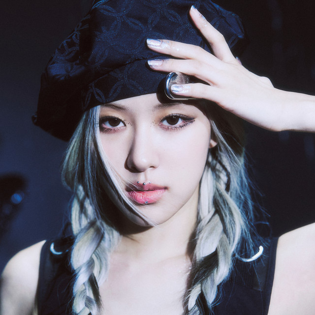 NEWSBLINKS's tweet photo. #ROSÉ has was the most-followed k-pop artist yesterday (09/02) surpassing BTS! On @Spotify

🥇 ROSÉ — 11,237 (+86) 🔺
🥈 BTS — 9,893 (-1) 🔻 https://t.co/RiJd06I58D