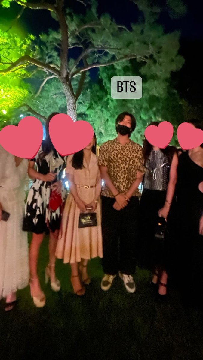 _Vminutt's tweet photo. ELA DE BRAÇOS DADO COM O KIM NAMJOON https://t.co/4B3uM3niVB