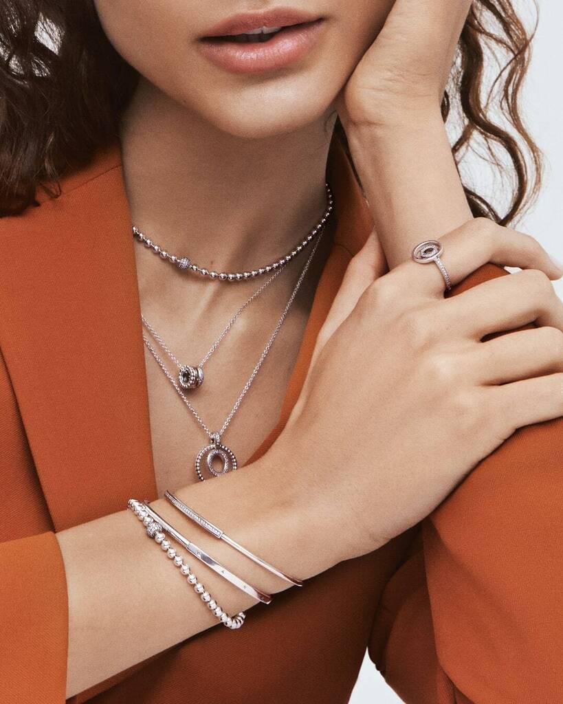 Enchantress_Co's tweet image. Iconic. Architectural. Sophisticated. Stack new Pandora Signature pieces and put your stamp on elevated layering. 👏 #PandoraSignature #PandoraBangle