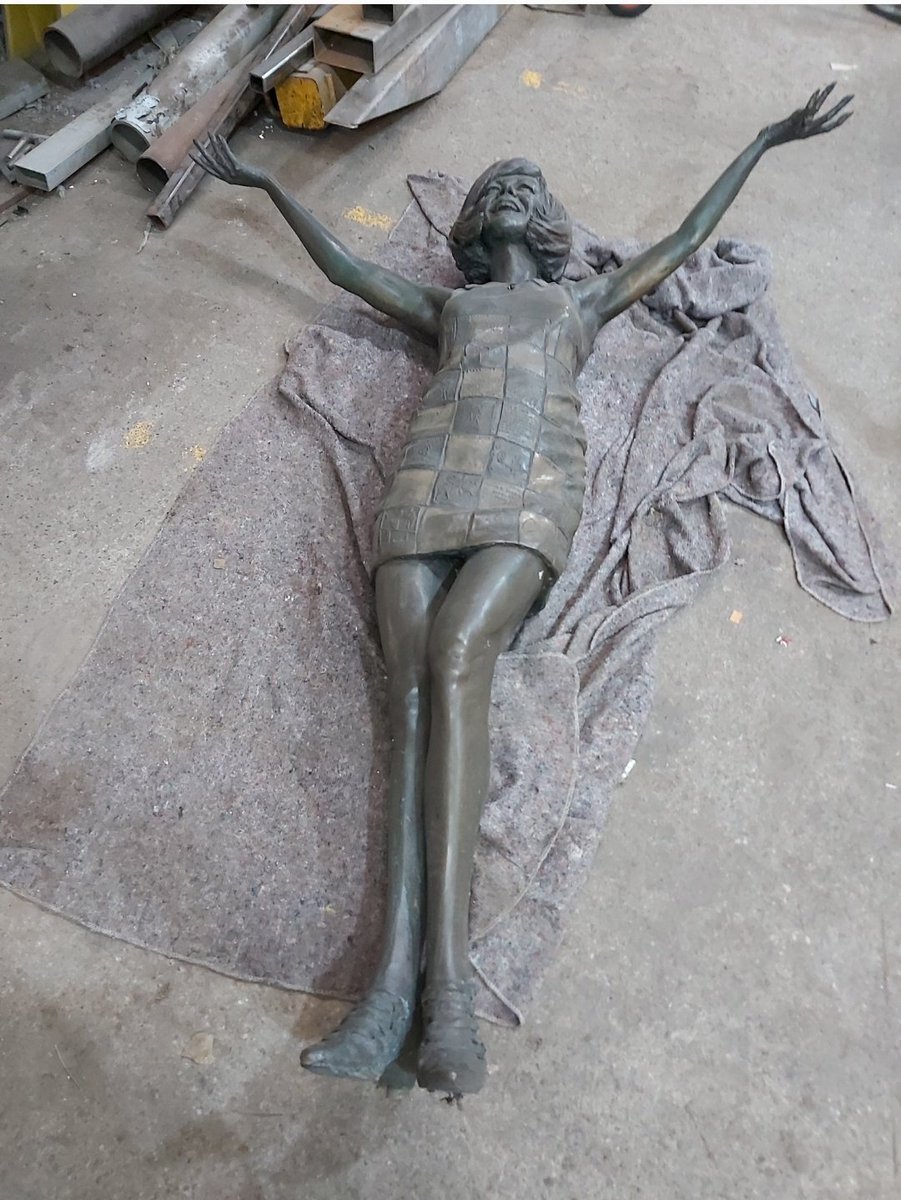 emmarodgersart's tweet photo. The End of an Era! #castlefineartsfoundry #Liverpool saying goodbye to 12 years working in this space,dreams,projects & friendships evolved,&brought to life some wonderful memorie..thank you #chrisbutler & team see you in #Llanrhaeadr #cillastatue #salfordfirsts #elainemorgan https://t.co/lAV3pnmSDl