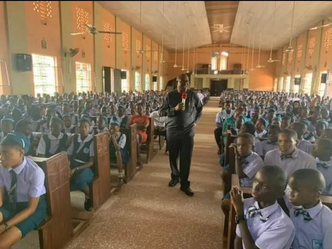 UC_Emeliem's tweet photo. Am so happy i was opportuned to listen to H.E Peter Obi like this, on our Orientation day, sep 2009 as SS1 students when we had to choose our field of study (Science/Art) . Am fortunate to experience this. I wish I hd a picture. #DMGS LUX FIAT.
#OsinbajoInUS wike Amode Ogunlere https://t.co/jGLdVutZgR