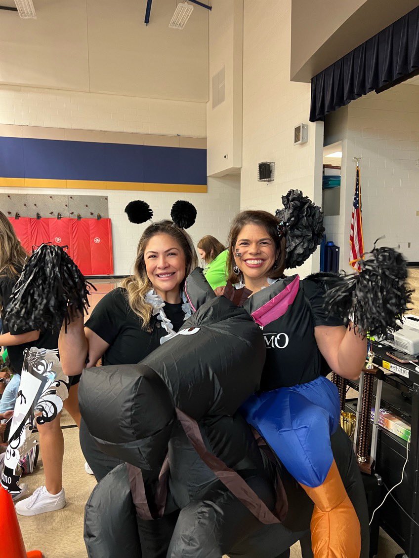 SuperMsBentz's tweet photo. It’s FRI-YAY! 🥳🎉💙💚🖤❤️💛 We had our 1st Pep Rally of 22-23! @LakelandES Thank you to  @RhondaGodbey &amp; @loridrapp for coming out to join the fun! @vanunio @LewisvilleISD @LISD_CSW #OneLISD #5Houses1Lakeland #weareLakeland https://t.co/XQJgsQvGsY