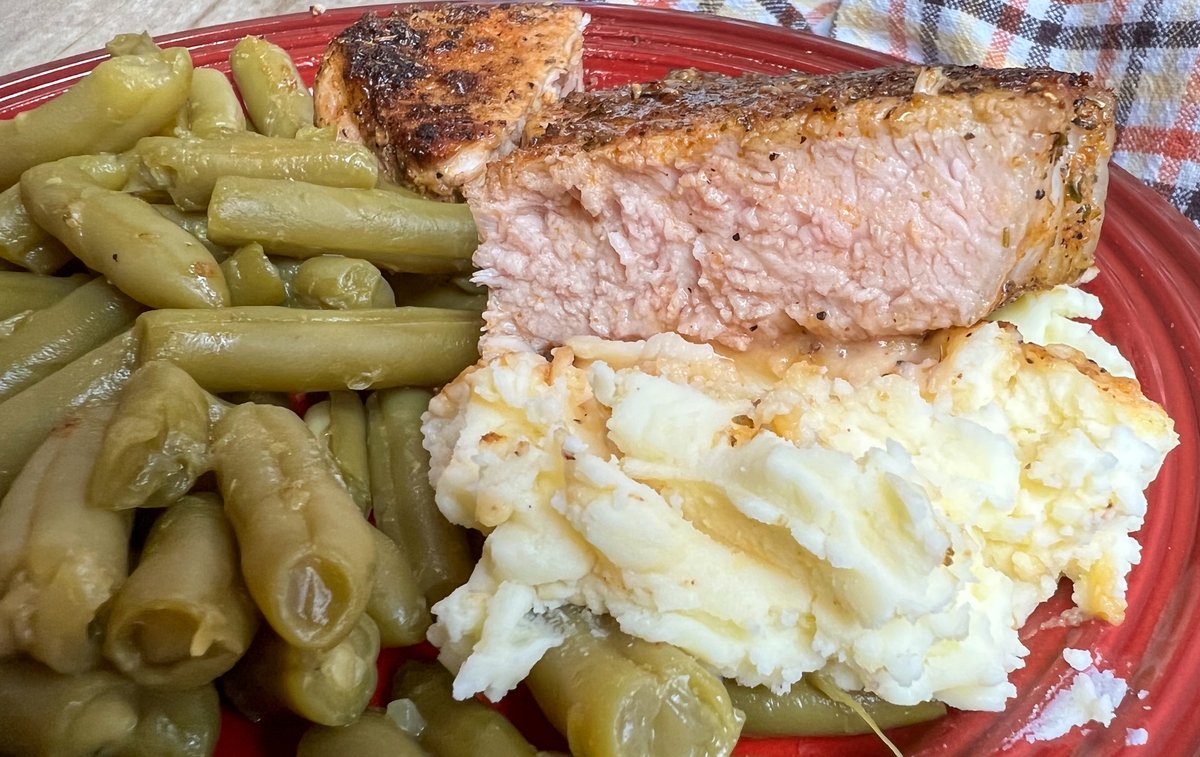 JulieEPollitt's tweet photo. Easy pan fried boneless pork chops are a delicious dinner that can be made in less than thirty minutes. The basic recipe turns out juicy pork chops every time.
https://t.co/vbnCmjhsSr
#WisconsinPork #USAPork #ad #sponsoredpost @WI_Pork https://t.co/8YljPRL6vL