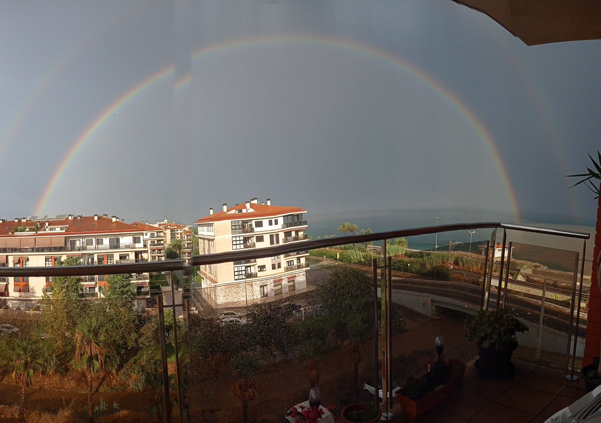 nlopo84's tweet photo. Tela marinera com ha caigut a Pineda de Mar... @eltempsTV3  @comandotibidabo però quin arc de San Martí doble ha aparegut minuts després! https://t.co/3spXrPBDFB