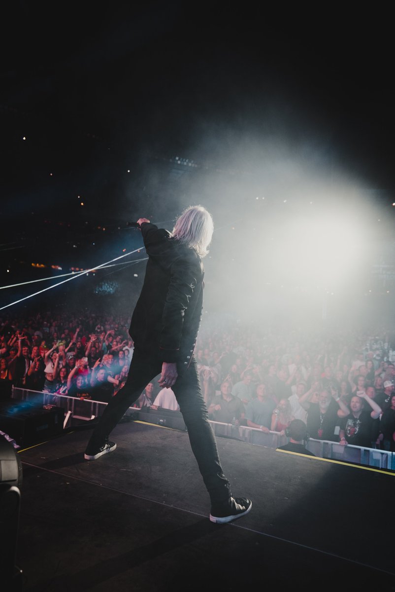 DefLeppard's tweet image. Edmonton - ARE YOU READY TO ROCK? 

📸: Ryan Sebastyan