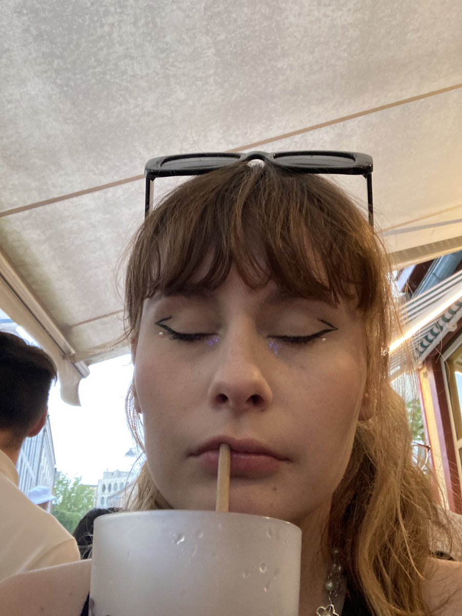 flurtcobain's tweet image. #FeelingLazy at the bar💤