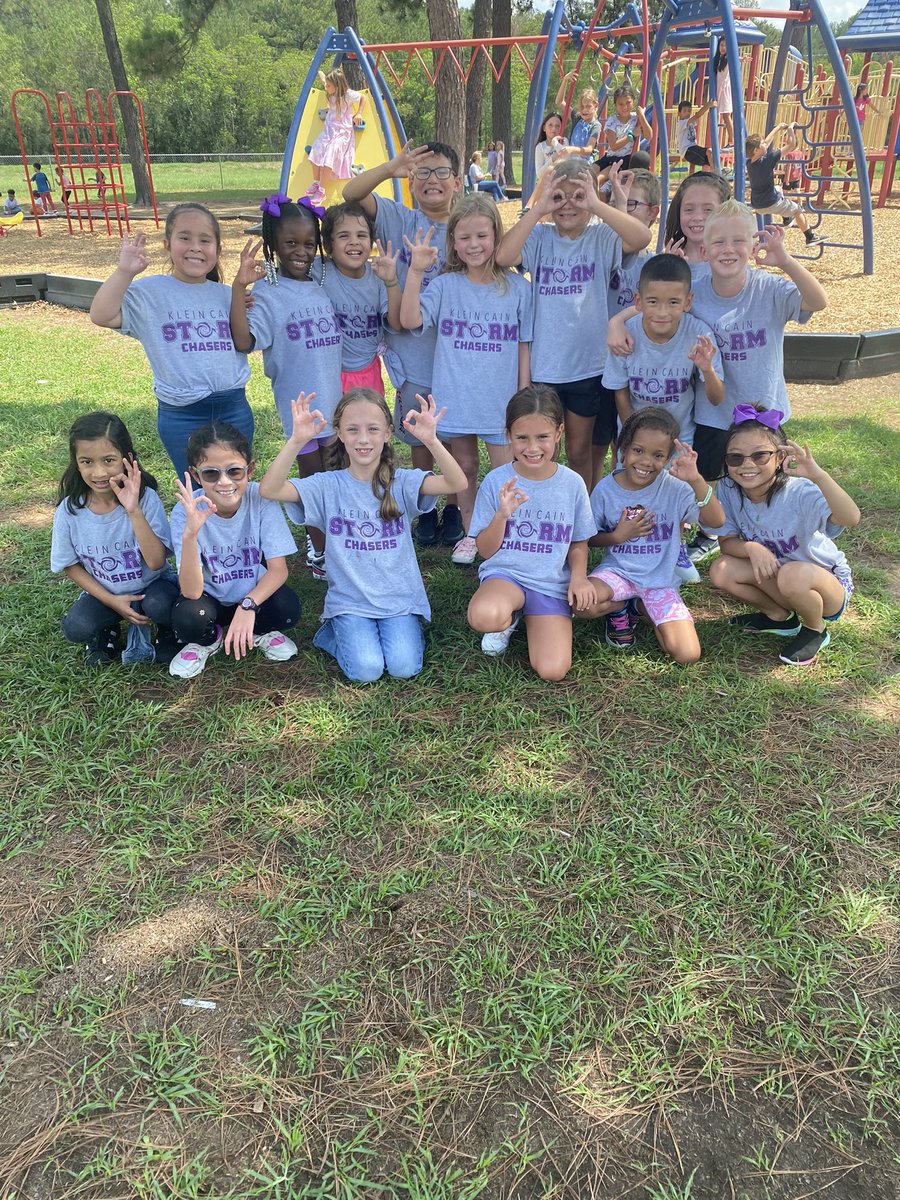 KPavlesic's tweet photo. Frank Elementary Storm Chasers ready to cheer on their Hurricanes tonight!!💜💙💚 @KLEINCAINFB @KleinCain @KleinISD @FrankKISD https://t.co/1LLRbH5z6C