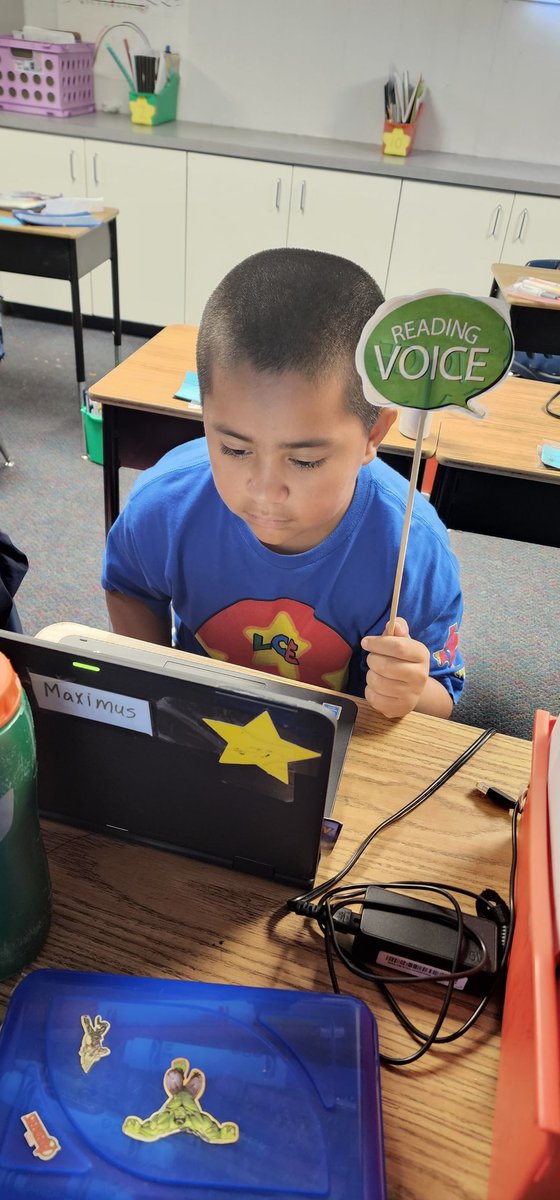 JSilva_LCES's tweet photo. Student practicing his reading voice. #BetterTogether https://t.co/KuWZa7mgrZ