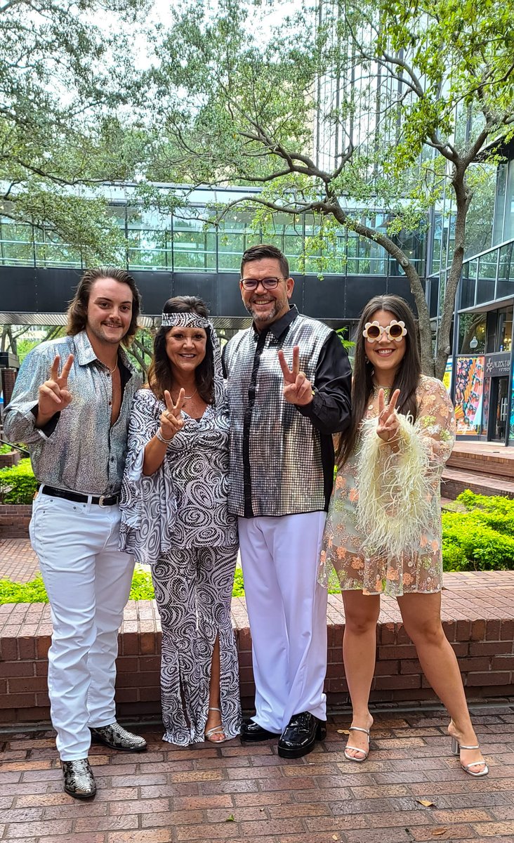 AndySAlbright's tweet photo. Whether I have one or a million, my family is always there to support meβand I'm always grateful. β€β€
#FamilyFriday #FamilyOriented #FamilyGoals #BondingWithFamily #EntrepreneurshipLife https://t.co/X7SP9nlAUa