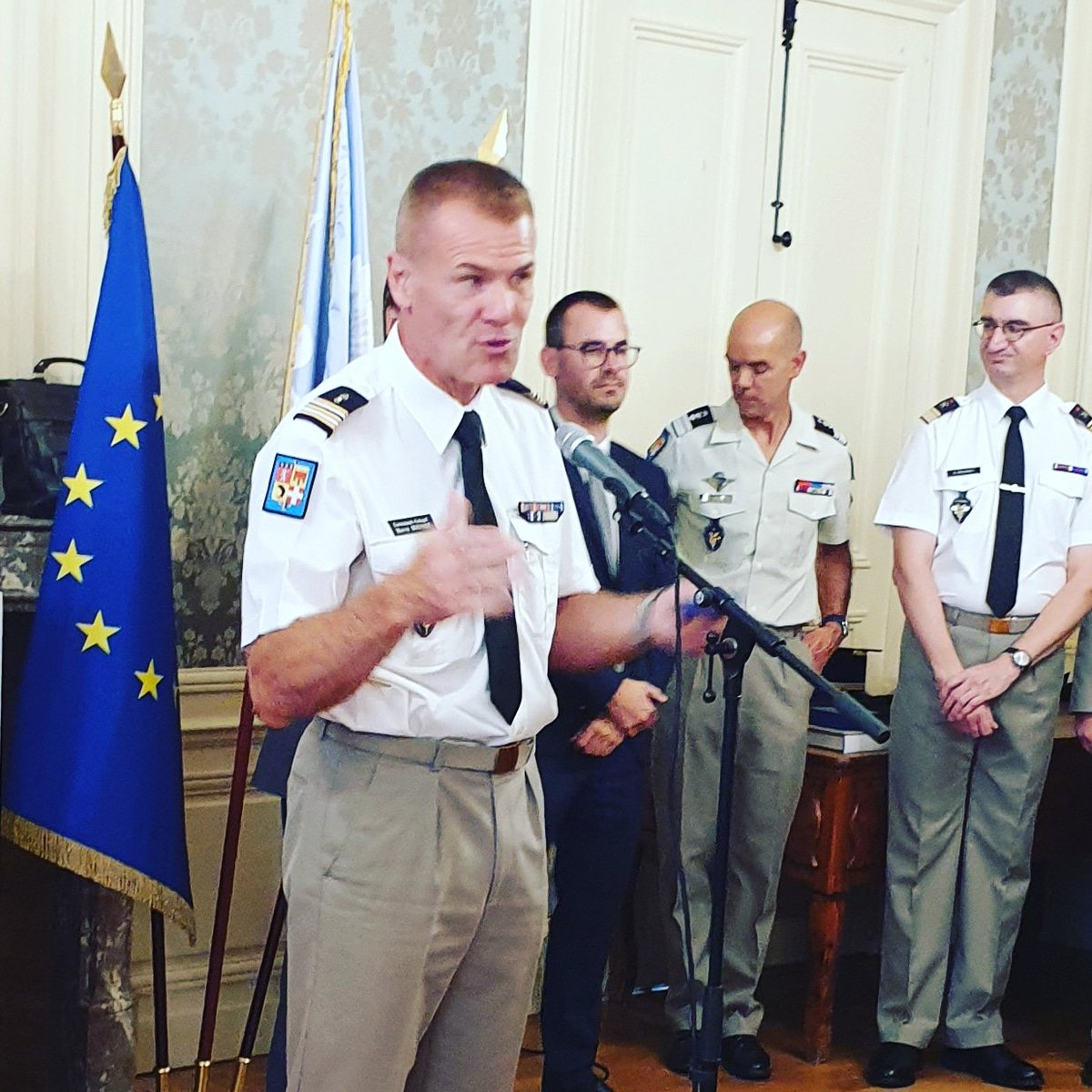 ESSJC43's tweet image. UNE PAGE TOURNE pour notre jeune Classe Défense. 
Le Lt Colonel MIGNOT quitte la vie militaire d'active et cède la place au nouveau DMD / délégué militaire départemental, le Lt Colonel MONNIER.
Grand merci au premier et bienvenue au second dont nous ferons vite connaissance.