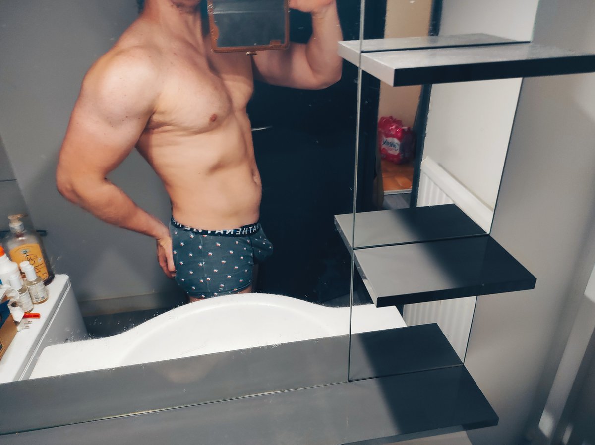 EcrivainBdsm's tweet photo. Peut-être qu'on y songerait pas nécessairement au premier abord, mais si, je suis bien une petite chienne qui porte des strings, dont le mini zizi est enfermé en cage et qui rêve de sucer des bites 🤭

#sissy #slut #slave #femdom #cuck #cuckold #chastity #sph #smallpenis https://t.co/2ZmP1j97eb