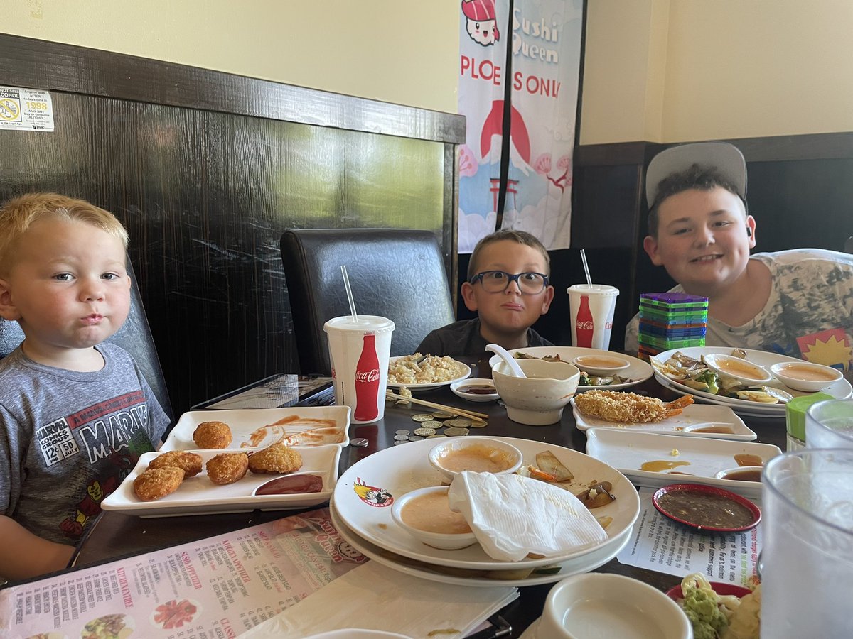 clwhite1907's tweet photo. Set aside the computer and took the kids out for the day. First stop sushi 🍣 #workcanwait #mamaof4 #onlylittleonce https://t.co/D4xxIkY9Fa