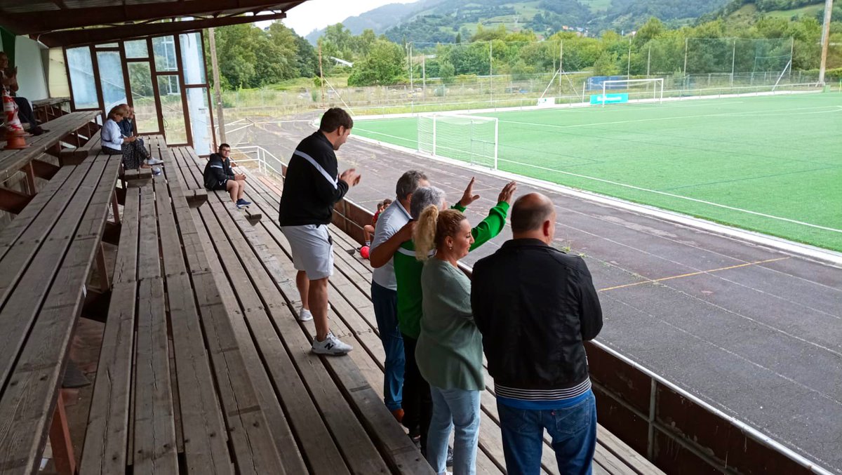 sdlenense's tweet photo. 🎁 ¡ ＳＯＲＰＲＥＳＡ， ＤＯＭＩ！

😜 Desde hoy, la grada principal pasa a denominarse “Domingo González”.

📷 La alcaldesa, Genma Álvarez, el concejal de Deportes, @XoseAgripino, el nieto de Domingo y el presidente del club, Miguel Marcos, le ayudaron a descubrir el mural. https://t.co/MWzOR75exH