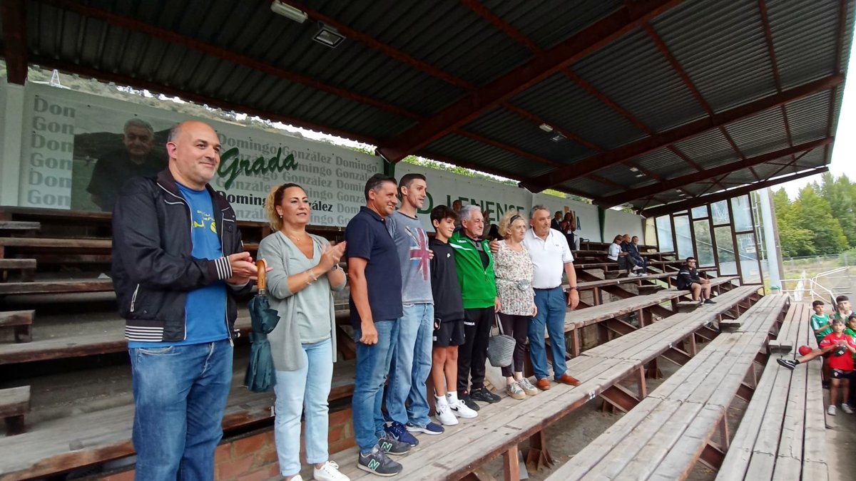 sdlenense's tweet photo. 🎁 ¡ ＳＯＲＰＲＥＳＡ， ＤＯＭＩ！

😜 Desde hoy, la grada principal pasa a denominarse “Domingo González”.

📷 La alcaldesa, Genma Álvarez, el concejal de Deportes, @XoseAgripino, el nieto de Domingo y el presidente del club, Miguel Marcos, le ayudaron a descubrir el mural. https://t.co/MWzOR75exH