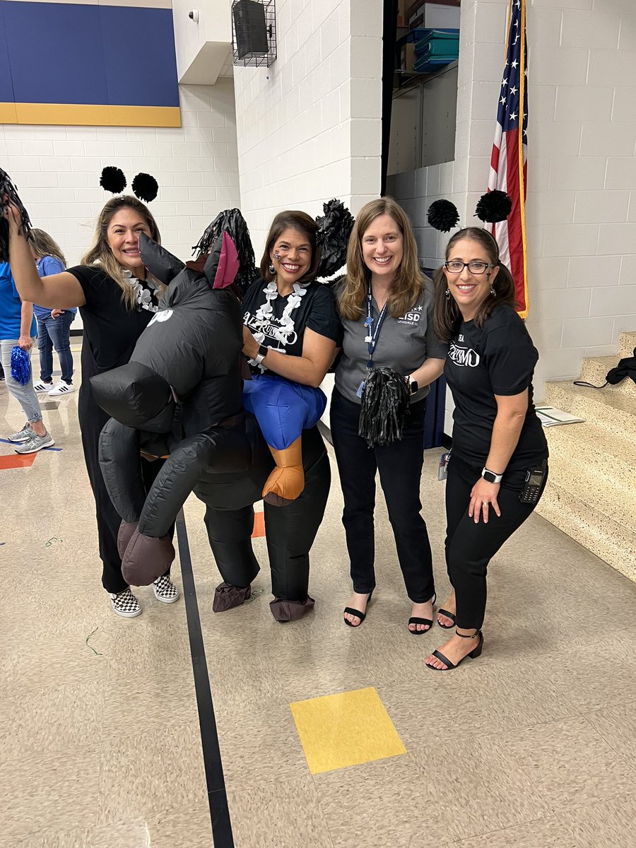 loridrapp's tweet photo. I am an honorary member of House Altruismo! @LakelandES More great pics from pep rally this morning! https://t.co/WVFzDUPogI