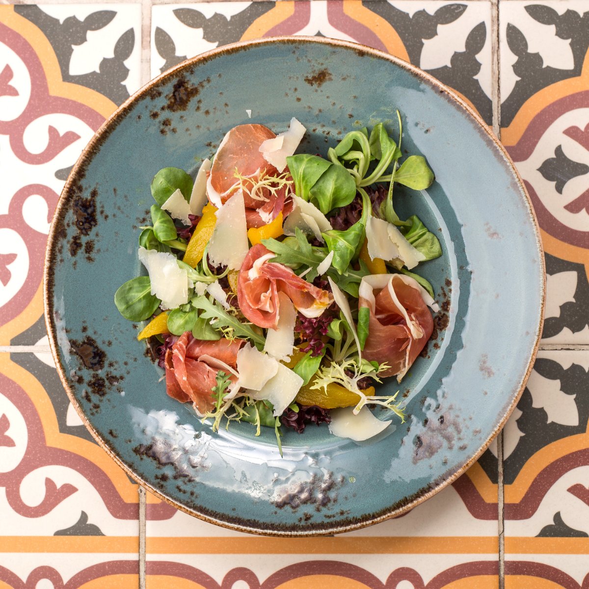 GarrudoSl's tweet photo. ¿Qué te parecen estos colores?
Comer ensaladas no tiene por qué ser aburrido. 
Mango, queso, y por supuesto #jamónserrano para terminar bien el mes de septiembre.

¡El año va que vuela! https://t.co/DCt4Z3JeiH