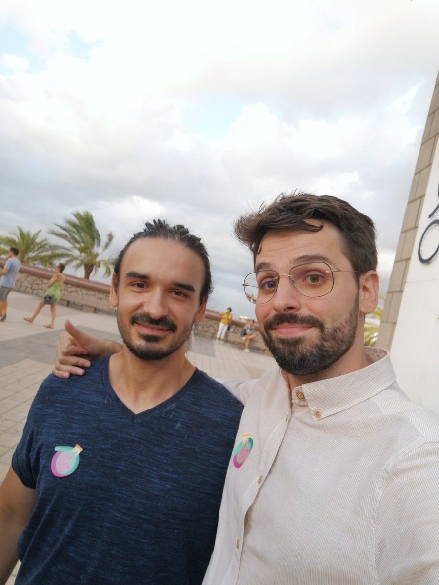 KaronteSA's tweet photo. Lo bueno de asistir a estos eventos es que conoces a gente de la buena! Grande Kike de @ManagementAxie!

#AxieCon #axiecreator https://t.co/6QAiMaqUa7