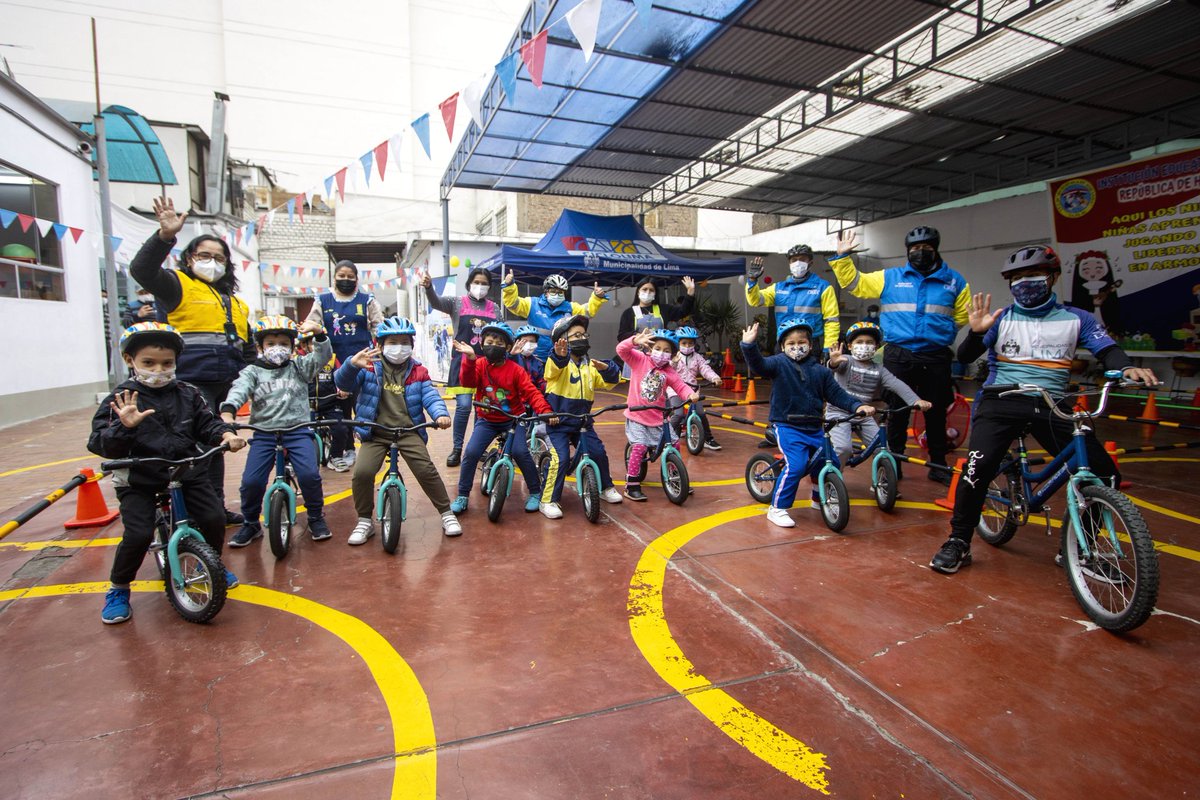 GMU_Lima's tweet photo. El programa municipal #SinRueditas llegó a la I.E.I. República de Holanda, donde los pequeños con la bicicleta trabajaron en su psicomotricidad gruesa, mediante juegos, dinámicas y técnicas de equilibrio, como son el balanceo y propulsión.
📸 Mira las fotos aquí 👇 https://t.co/DePYT3hGAm