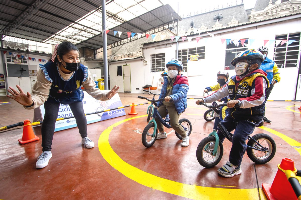 GMU_Lima's tweet photo. El programa municipal #SinRueditas llegó a la I.E.I. República de Holanda, donde los pequeños con la bicicleta trabajaron en su psicomotricidad gruesa, mediante juegos, dinámicas y técnicas de equilibrio, como son el balanceo y propulsión.
📸 Mira las fotos aquí 👇 https://t.co/DePYT3hGAm